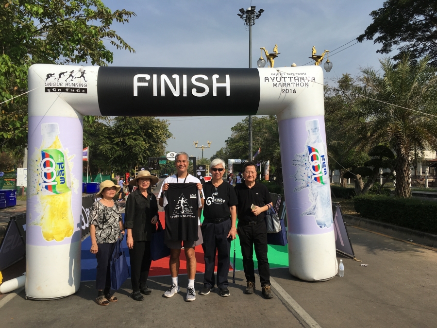 Nick Jesdanun with family members at the Ayutthaya Marathon finish line